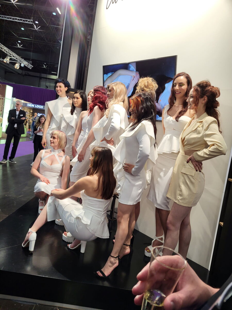 Models mit fertigen Frisuren